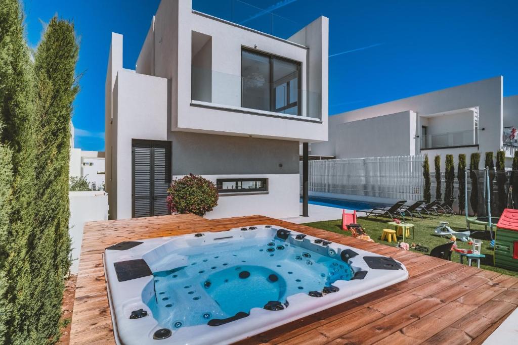 Pernera Villa | SunnyVillas: 3BR New Villa☆Private Pool in Pernera - White Swan