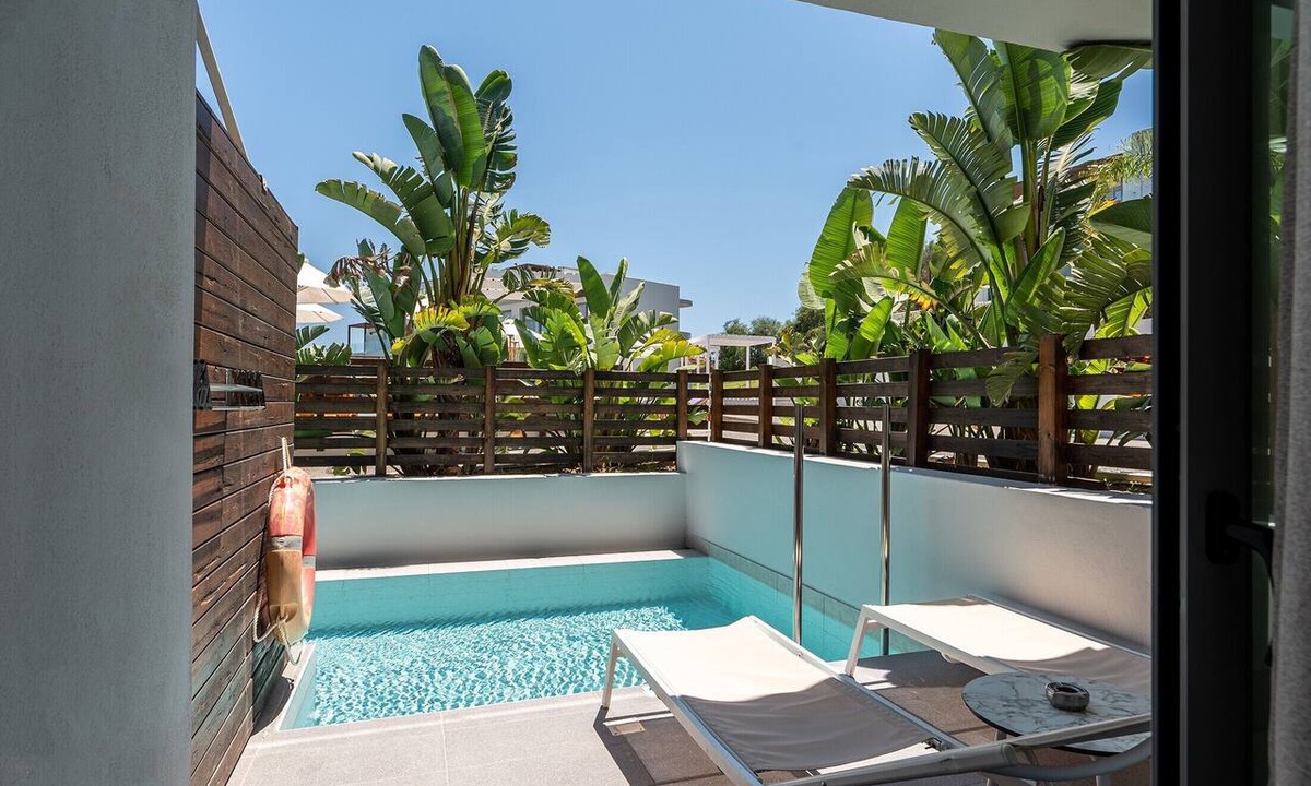 Psalidi Apartment | Superior Double Room with Swim-up Sharing Pool – Inland View