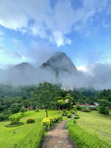 Khlong Sok Hotel | The Cliff and River Jungle Resort ภูผาและลำธารรีสอร์ท
