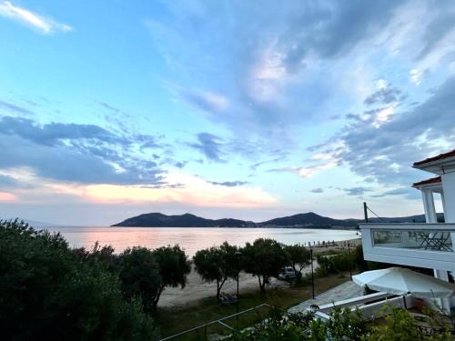 Nea Iraklitsa House | The Daisy