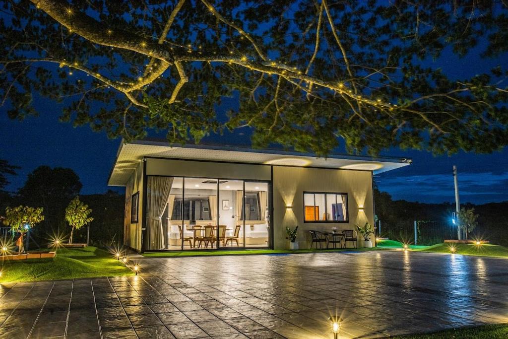 Nakhon Si Thammarat Villa | The Green Space - Private Garden Suit