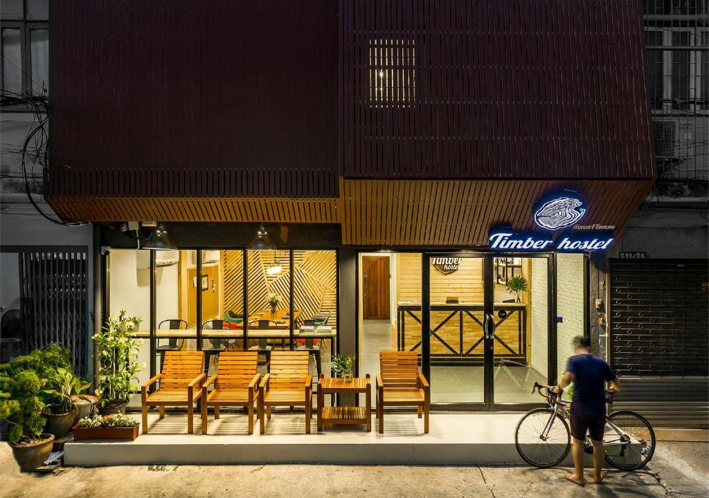 Thanon Phetchaburi Hostel | Timber Hostel