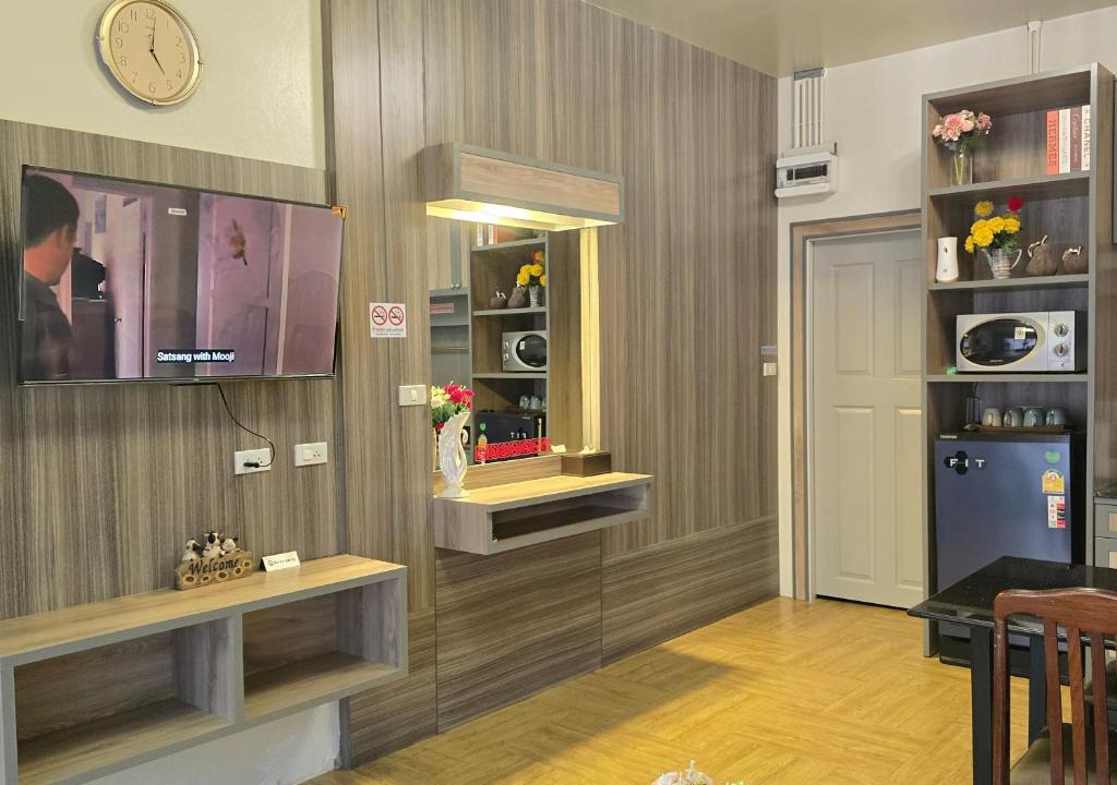 Pom Prap Sattru Phai Hostel | Victory Place