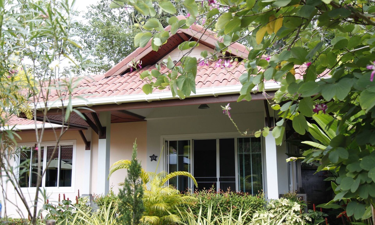Ko Lanta Cottage | Villa Chao Koh L3. Surrounded by greenery and tropical gardens, near the sea.