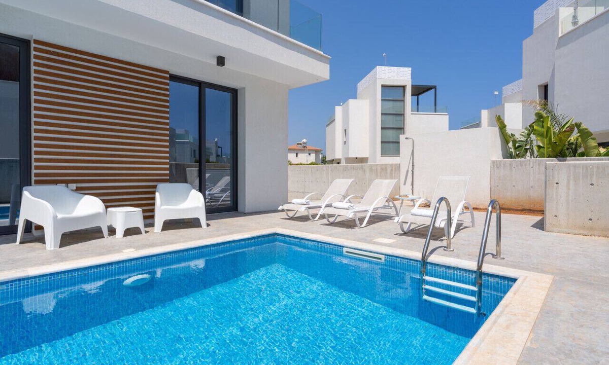 Paralimni Villa | Villa Flora`s 3-Br Retreat with Private Pool & terrace in Protaras