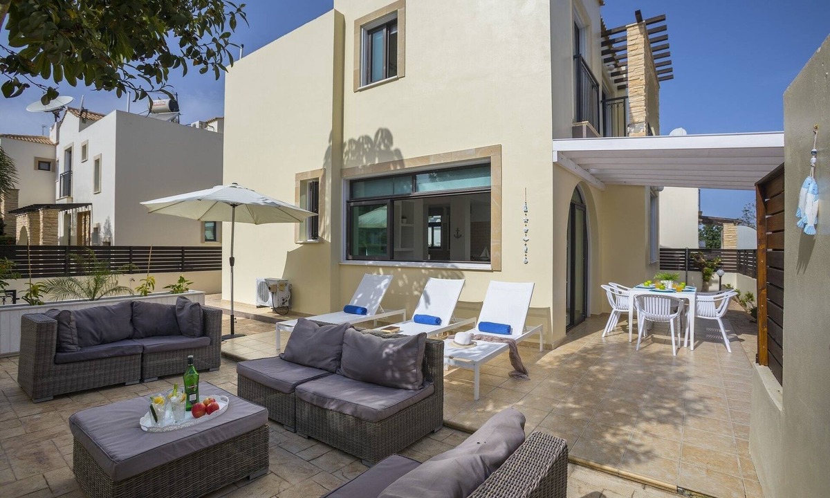 Protaras Villa | Villa Mylos 8 is located in the absolute center of Protaras