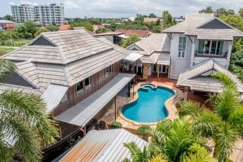 Nong Pla Lai Villa | Villa Nautica Pattaya - 4 BR Luxury Pool Villa With Unique Yacht-house