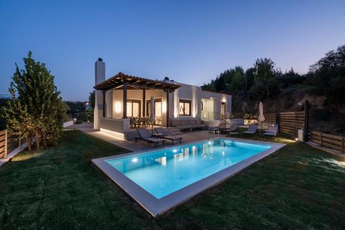 Galatas Villa | Villa Wisdom - Elegant & Homely with Pool, Galatas