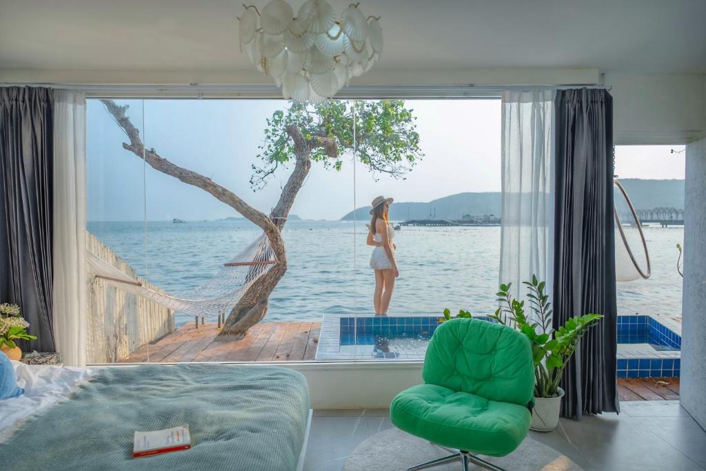 Koh Lan Hotel | White Beachfront Pool Villa Koh Larn