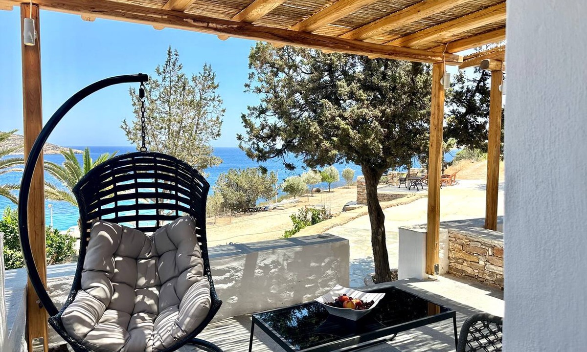 Platis Gialos Bed & Breakfast | White & black Suites – Suite Five