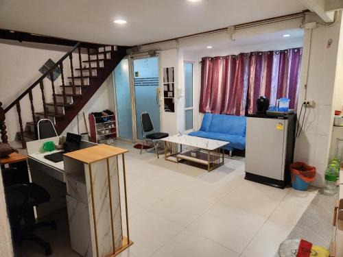 Wat Bowon Niwet Hostel | White House Hostel Khaosan