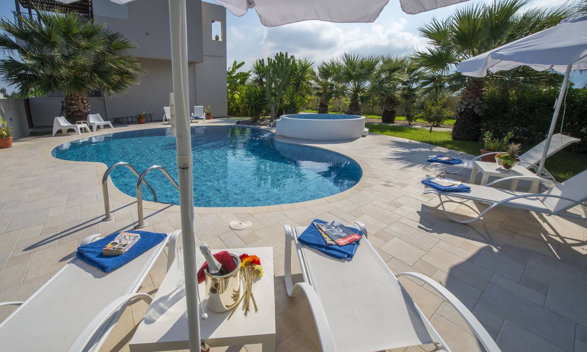 Xenos Villa Swimming The Sea | Zipari