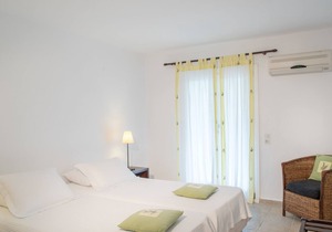 Beachfront 2-bedroom Villa at Vromololimnos Beach
