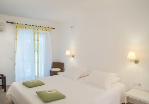 Beachfront 2-bedroom Villa at Vromololimnos Beach