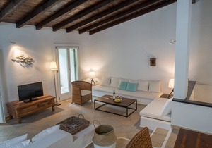 Beachfront 3-bedroom Villa at Vromolimnos Beach