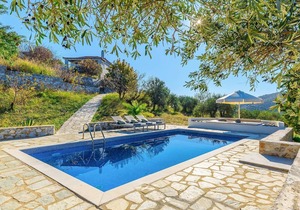 Villa Levanda: Large Private Pool, Sea Views, A/C, WiFi
