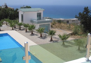 Village Location with stunning Sea/Pool views, 3 minutes walk from restaurants