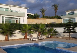 Village Location with Stunning Sea/Pool Views- 3 minutes walk from restaurants
