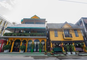 Yellow Hotel