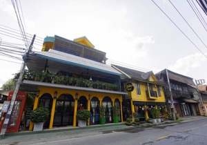 Yellow Hotel
