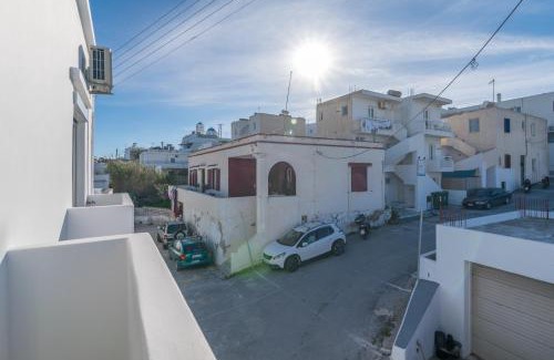 Adamas Apartment | Μπαλκόνι με θέα/Viewtiful balcony