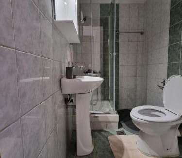 Khalkis Apartment | Νέο, μοντέρνο & ήσυχο. Ιδανικό για 2 επισκέπτες.