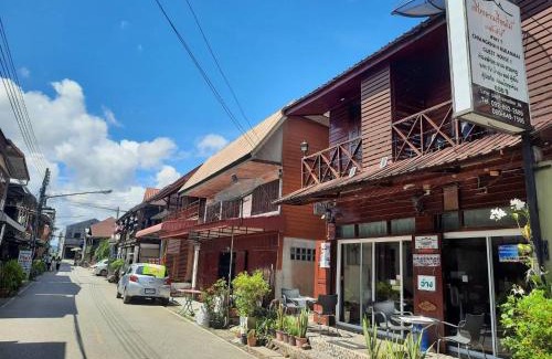 Samut Sakhon Hostel | เชียงคาน เรือนไม้ เกสต์ฮาส์