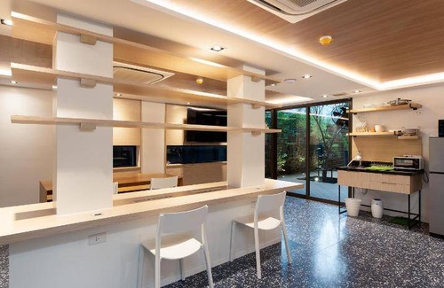 Thanon Phetchaburi Hotel | 13 m² Hotel ∙ 127 guests