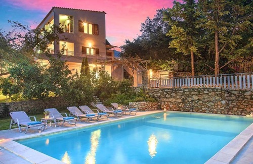 Kastellos House | 160 m² House ∙ 4 bedrooms ∙ 12 guests