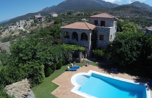 Lefktron House | 215 m² House ∙ 5 bedrooms ∙ 11 guests