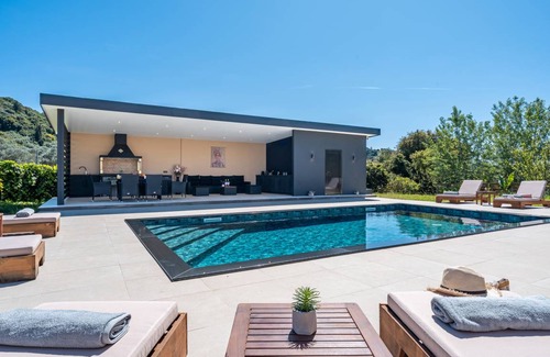 Lefkimmi House | 250 m² Finca ∙ 5 bedrooms ∙ 10 guests