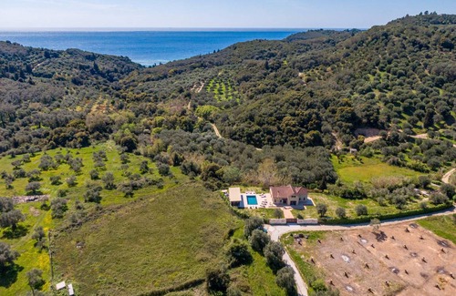 Lefkimmi House | 250 m² Finca ∙ 5 bedrooms ∙ 10 guests