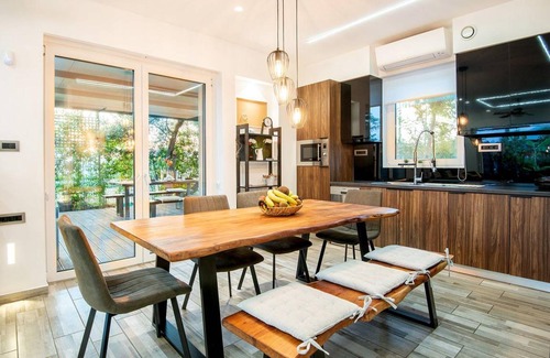 Alissos House | 250 m² House ∙ 4 bedrooms ∙ 18 guests