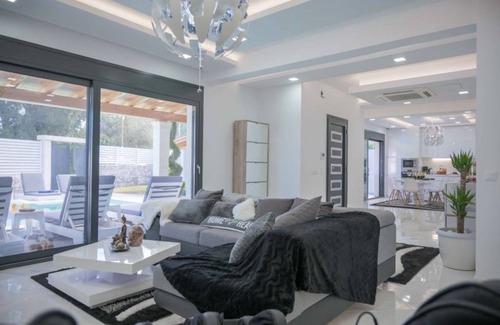 Notos Villa | 250 m² Villa ∙ 5 bedrooms ∙ 12 guests