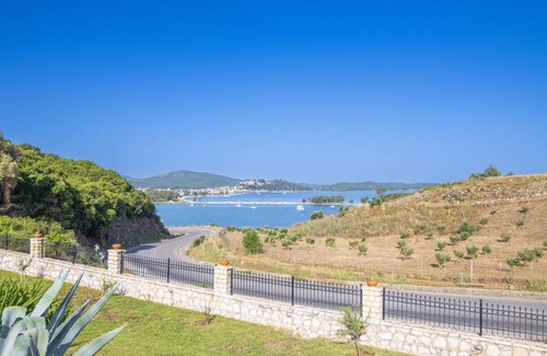 Monastiraki Resort | 280 m² Luxury rental ∙ 5 bedrooms ∙ 10 guests