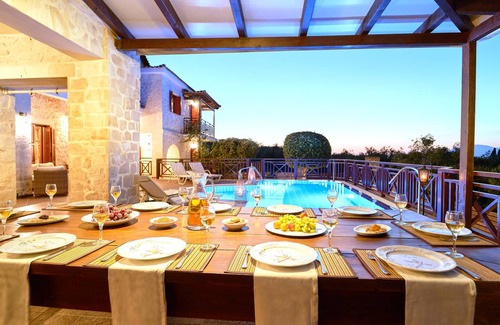 Akrotiri Villa | 300 m² Villa ∙ 5 bedrooms ∙ 12 guests