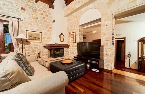 Akrotiri Villa | 300 m² Villa ∙ 5 bedrooms ∙ 12 guests