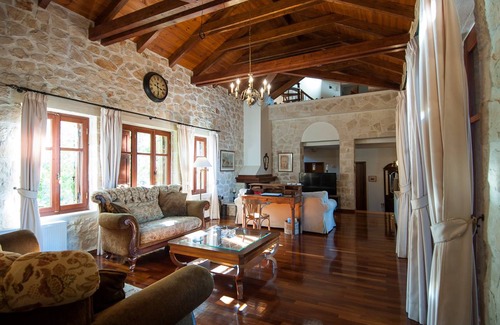 Akrotiri Villa | 300 m² Villa ∙ 5 bedrooms ∙ 12 guests