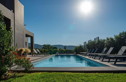 Alikianos Villa | 300 m² Villa ∙ 6 bedrooms ∙ 14 guests