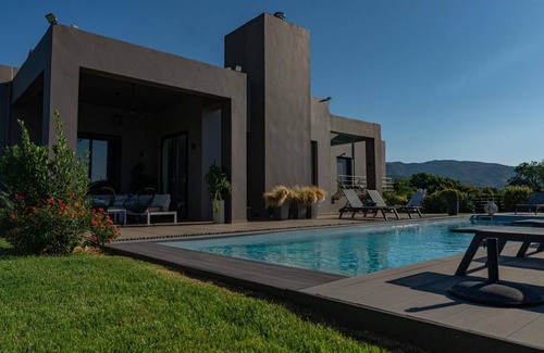 Alikianos Villa | 300 m² Villa ∙ 6 bedrooms ∙ 14 guests