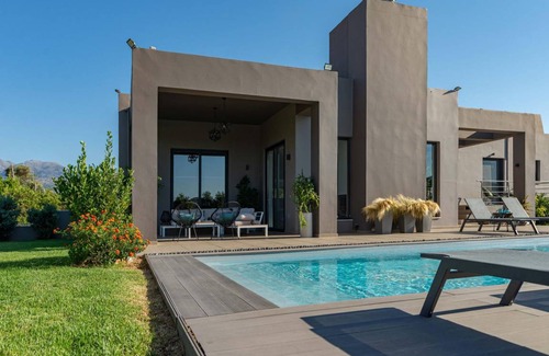 Alikianos Villa | 300 m² Villa ∙ 6 bedrooms ∙ 14 guests