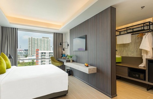 Huai Khwang House | 35sqm Maitria Hotel Rama 9 Bangkok Deluxe Room City View