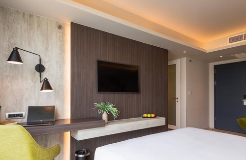 Huai Khwang House | 35sqm Maitria Hotel Rama 9 Bangkok Deluxe Room City View