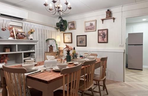 Ratchadaphisek House | 4 Bedroom Rustic Farmhouse Sleep 10 4 Mins walk to MRT