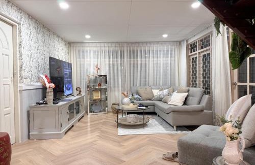 Ratchadaphisek House | 4 Bedroom Rustic Farmhouse Sleep 10 4 Mins walk to MRT