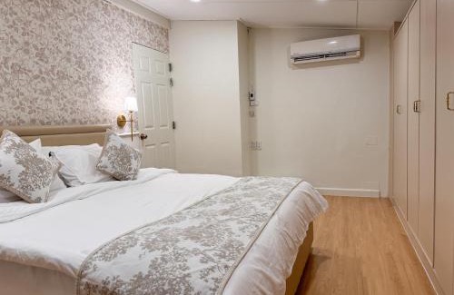 Ratchadaphisek House | 4 Bedroom Rustic Farmhouse Sleep 10 4 Mins walk to MRT