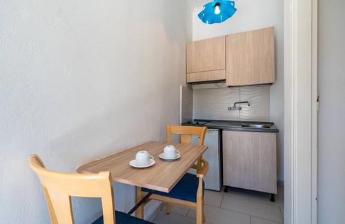 Molos Apartment | Apartment 'Alykes Family Resort Double Room 1' with Balcony, Wi-Fi and Air Conditioning