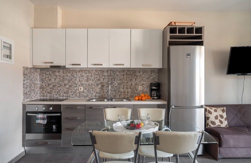 Karavomylos Apartment | Apartment 'D' Angelo 3' with Balcony, Wi-Fi and Air Conditioning