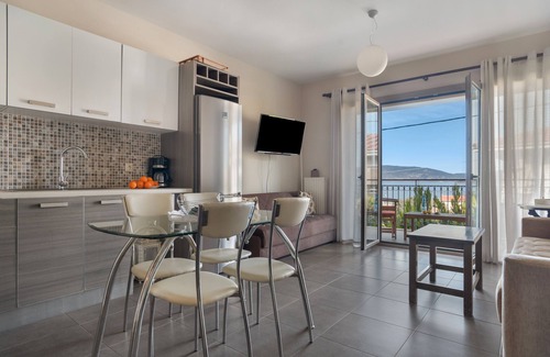 Karavomylos Apartment | Apartment 'D' Angelo 3' with Balcony, Wi-Fi and Air Conditioning