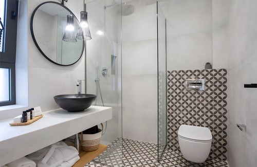 Lefkada Town Apartment | Apartment 'Elfam City Suite A' with Shared Terrace, Wi-Fi and Air Conditioning